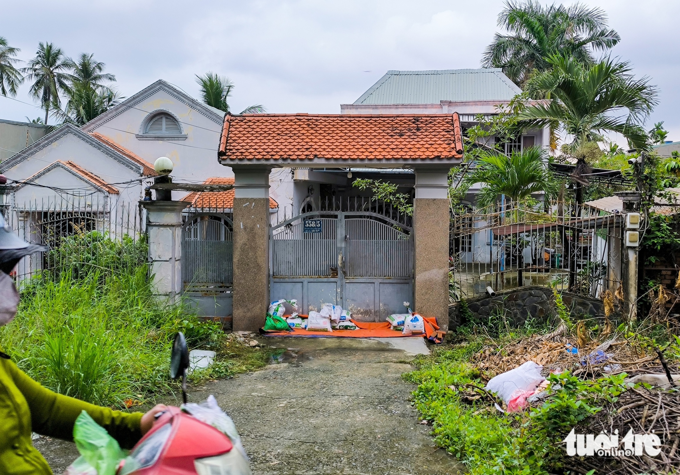 潮汐高涨,堤岸参差不齐,平贵居民刚摆脱洪水又担忧新一轮潮汐